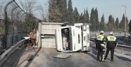 Devrilen Kamyon TEM Bağlantı Yolunu Trafiğe Kapattı