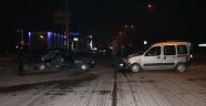 Kamyonetle Otomobil Çarpıştı: 3 Yaralı