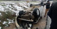 Kaygan Yolda Otomobil Takla Attı: 2 Yaralı