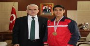 Kuntoğlu, Şampiyon Sporcuyu Altınla Ödüllendirdi