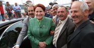 Mhp Genel Başkan Adayı Meral Akşener Partilileri Selamladı