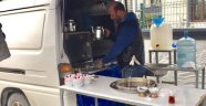 Minibüsünün Arkasını Seyyar Çay Ocağına Çevirdi