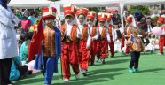 Öğrencilerden “Küçük Eller Büyük Düşler” Çocuk Şenliği Gösterisi