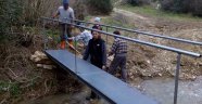 Okula Giden Çocuklar İçin Köprü Yaptılar