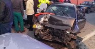 Otomobiller Kafa Kafaya Çarpıştı: 3 Yaralı