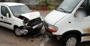 Sakarya'da Servis Minibüsü İle Otomobil Çarpıştı: 1 Yaralı