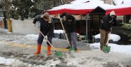 Serdivan'da Kaldırım ve Yol Kenarları Buzdan Temizleniyor