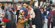 Vatandaşlara Çiçek Dağıttılar 