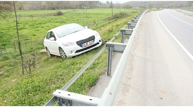 Yoldan Çıkan Otomobil Tarlaya Uçtu